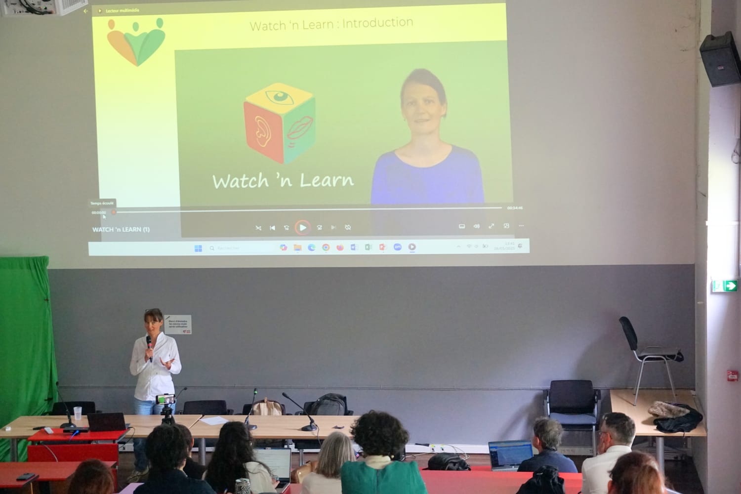 Caroline Peters lors d’une présentation sur Watch'n Learn