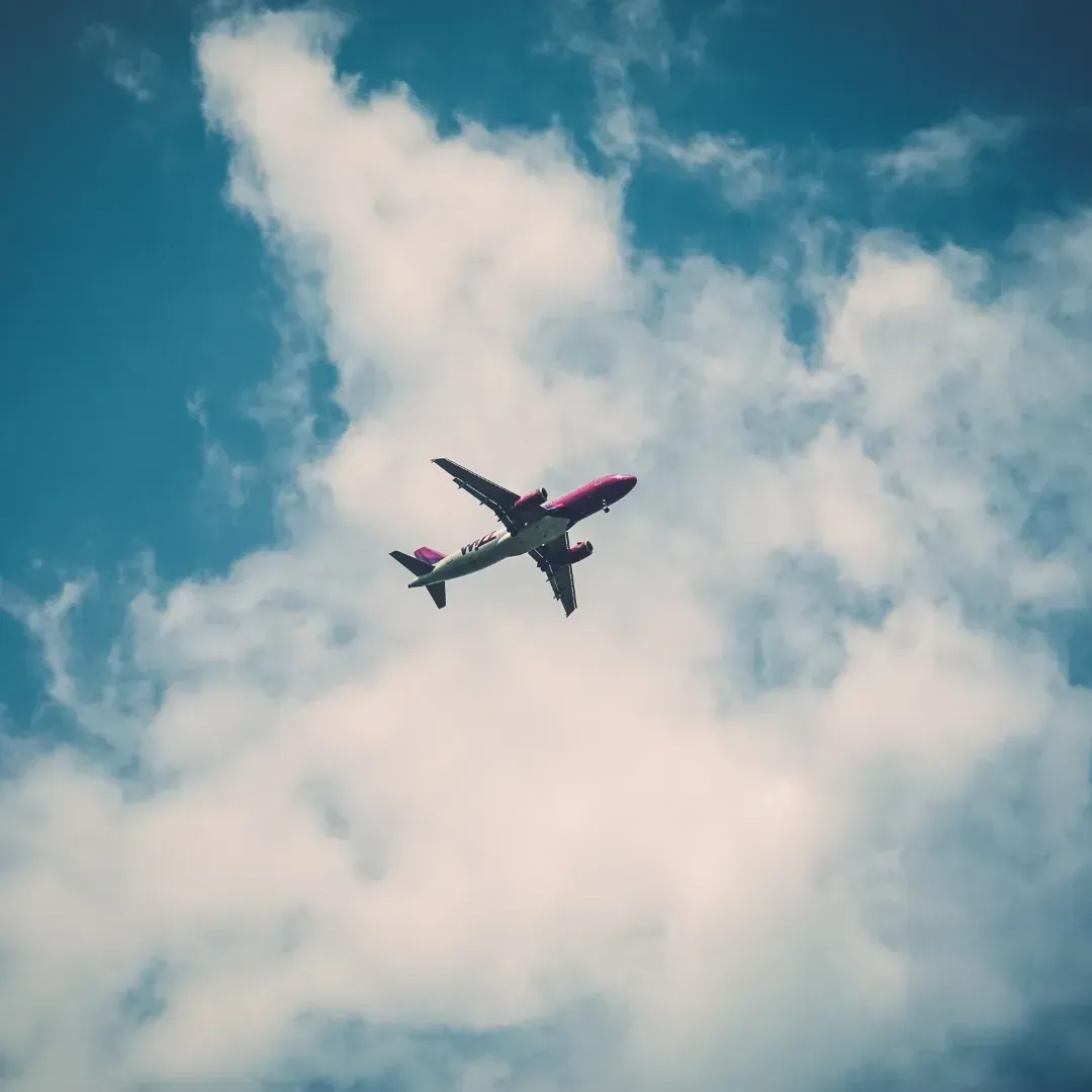 Flugzeug am Himmel, Wolken