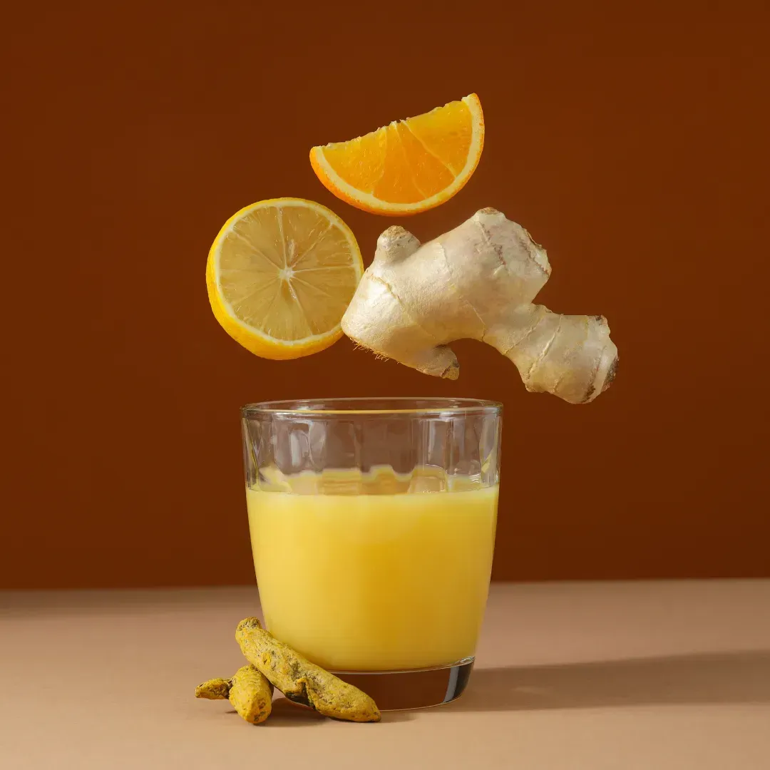 Glas mit Wasser und Orange, Ingwer und Zirtone