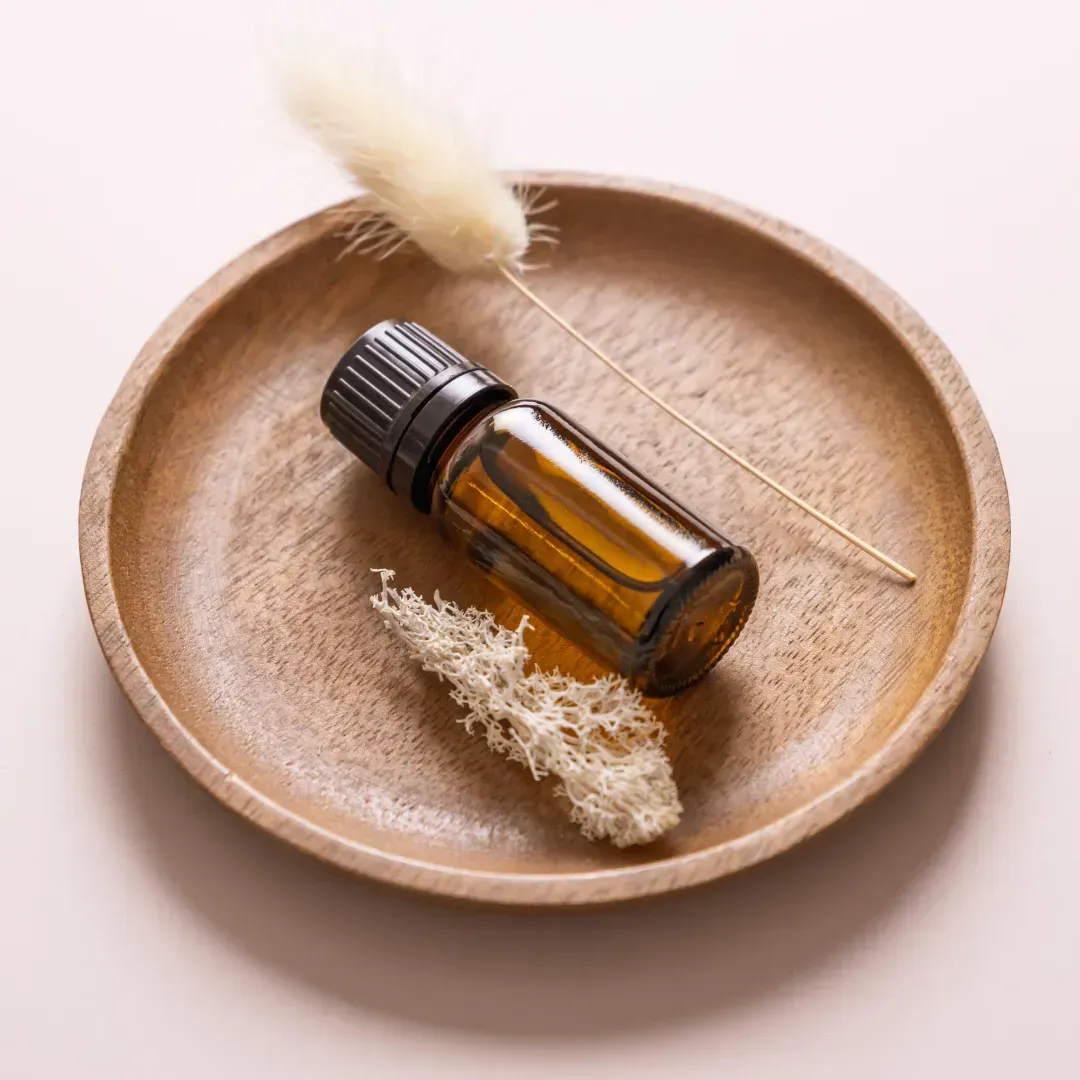 Roll-on auf einem Holzteller im Boho Stil. DIY-Rezept Mama Calmer