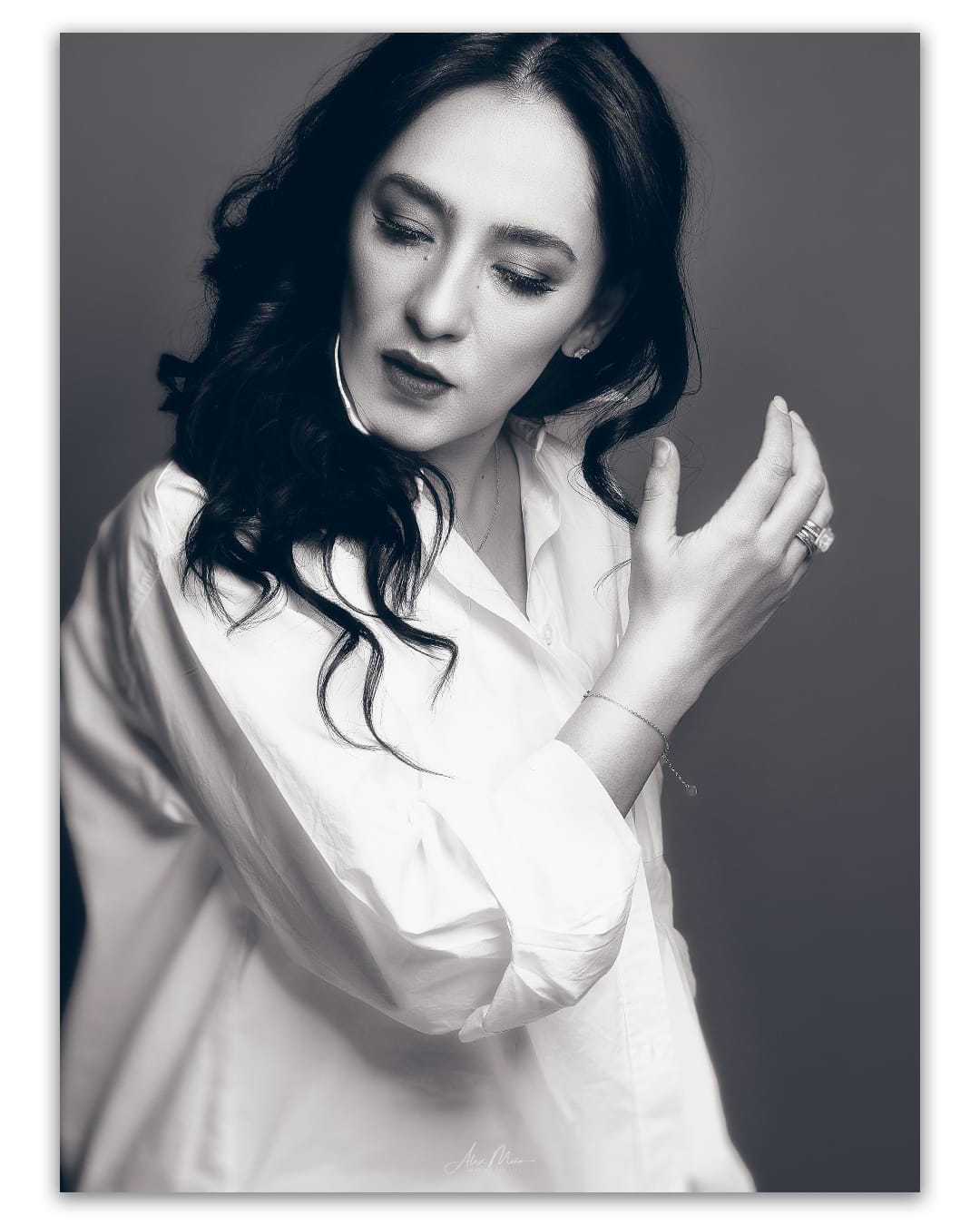 Fotografía profesional de retrato femenino en blanco y negro