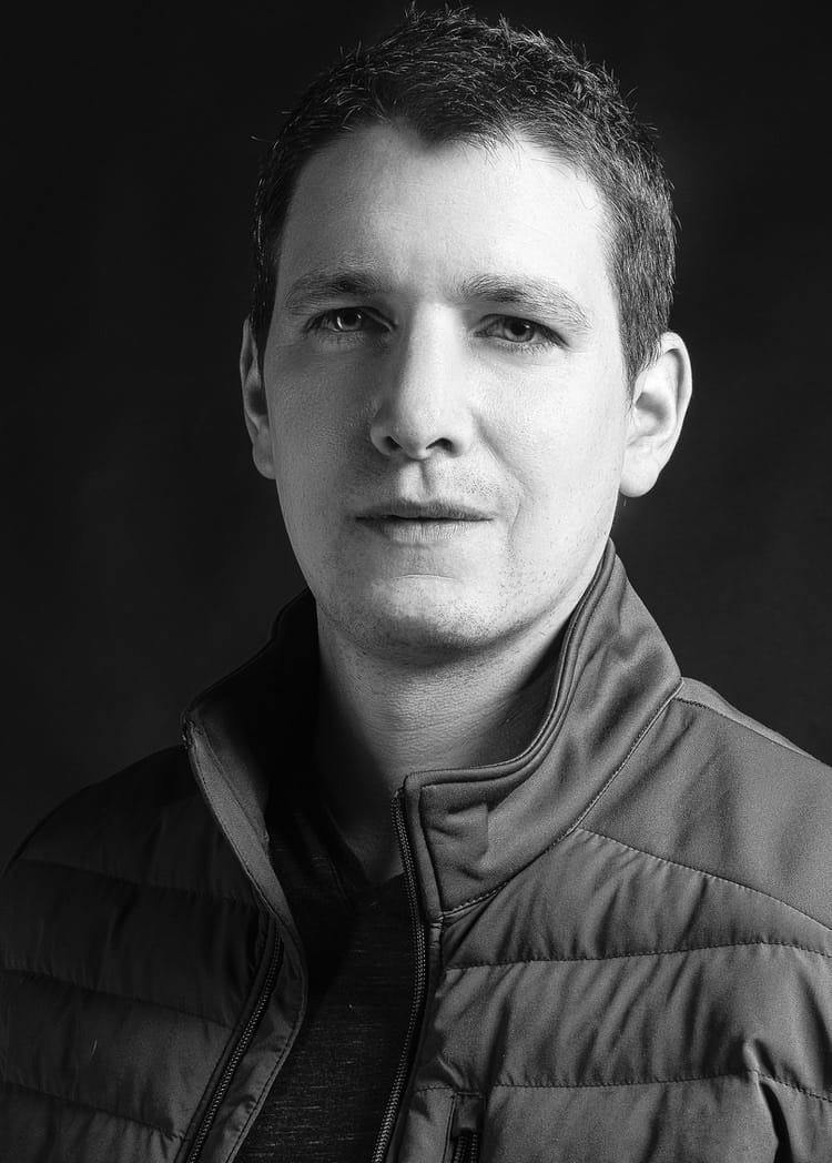 Retrato de Alex Miño Fotógrafo en blanco y negro