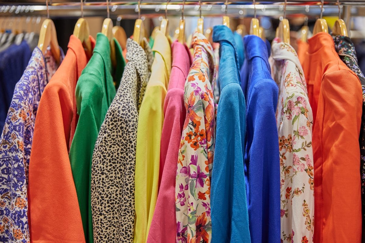 Une penderie pleine de couleurs