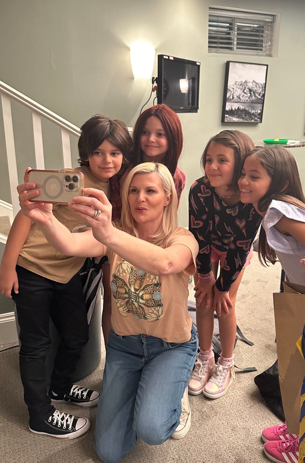 Vanessa Fox and Jennifer Robertson cast selfie.