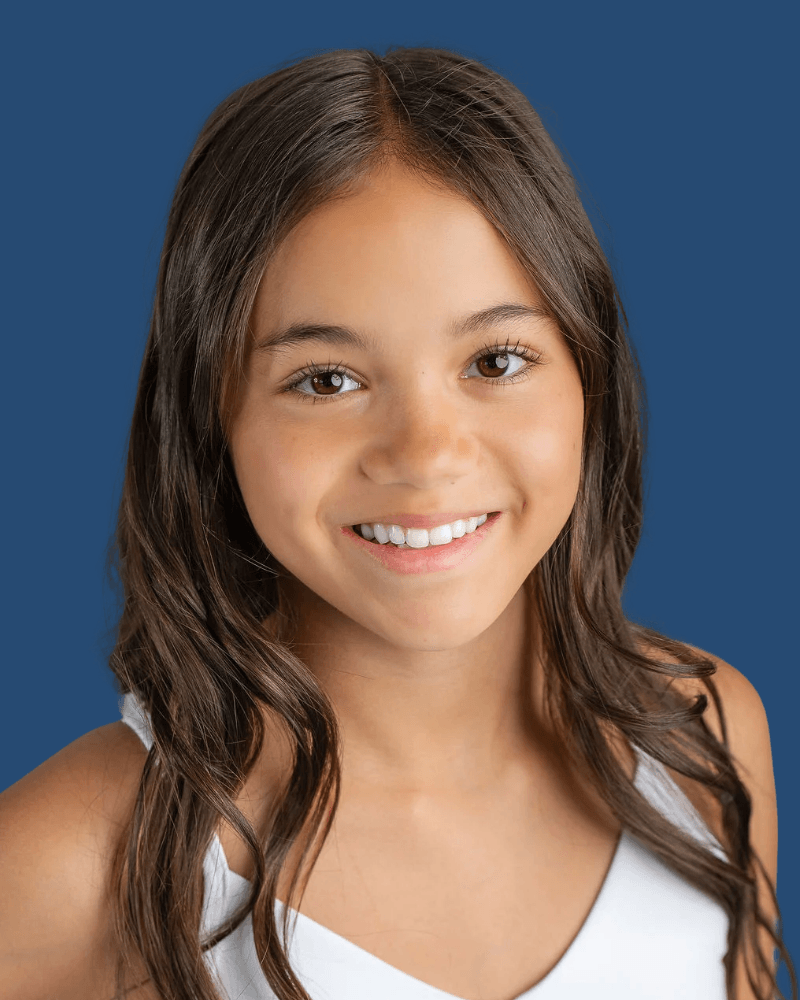 Vanessa Fox smiling in a white top against a navy blue background.