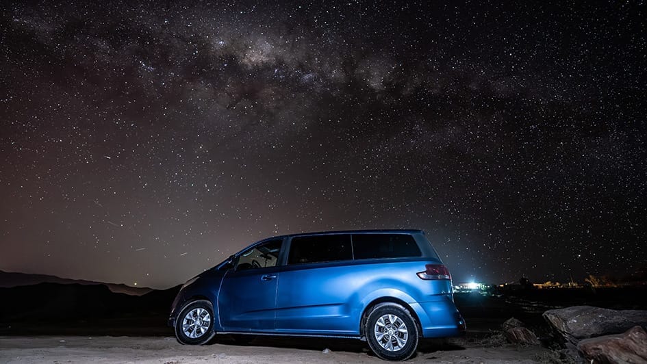 Fotografía de la Galaxia del Sombrero capturada con un celular y telescopio en el tour astronómico del Valle del Elqui