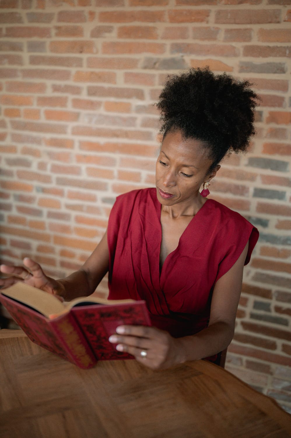 Milady Augier lisant un livre, coach E.L.E.