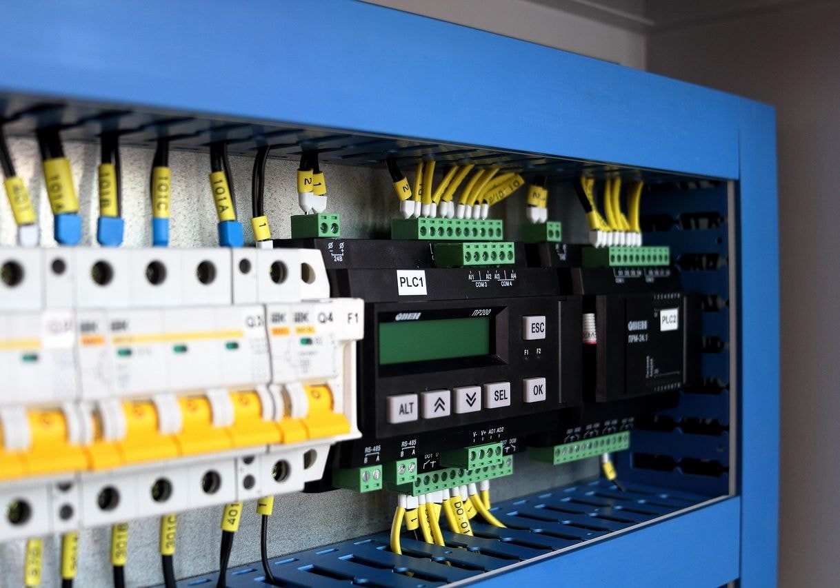 Instalación industrial de proceso y sistemas de control