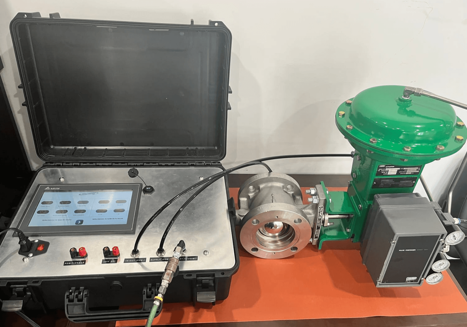 Instalación industrial con almacenamiento y automatización