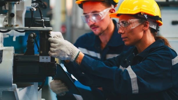 Profesionales trabajando en equipo en maquinaria industrial