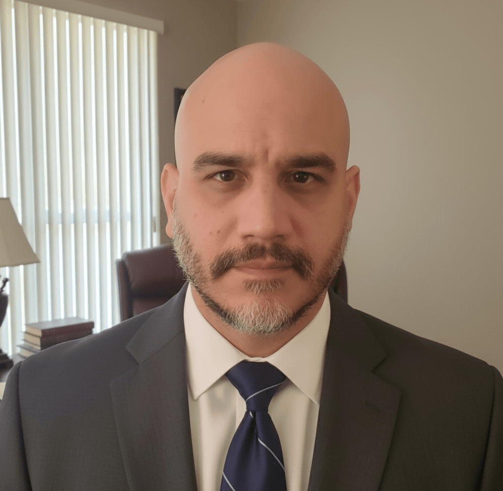 El Lcdo. Rafael Mojica López es un abogado que trabaja Querellas ante DACO para casos de Placas Solares, Vehículos de Motor, Vicios de Construcción e Incumplimiento de Contrato