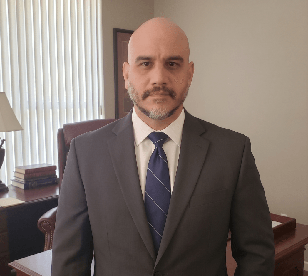 El Lcdo. Rafael Mojica López es un abogado que trabaja Querellas ante DACO para casos de Placas Solares, Vehículos de Motor, Vicios de Construcción e Incumplimiento de Contrato