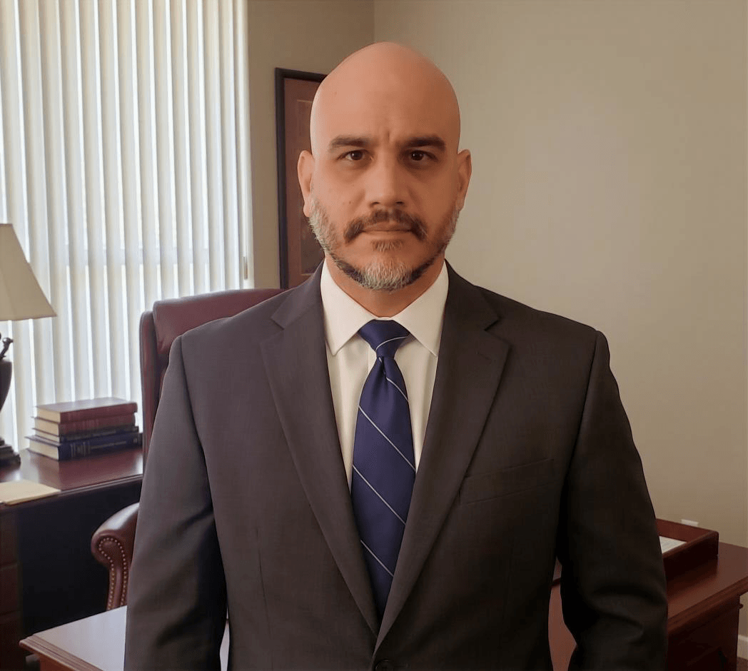 El Lcdo. Rafael Mojica López es un abogado que trabaja Querellas ante DACO para casos de Placas Solares, Vehículos de Motor, Vicios de Construcción e Incumplimiento de Contrato