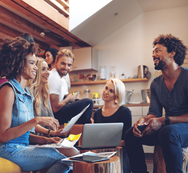 Equipo diverso colaborando en estrategias de negocio consciente y ético