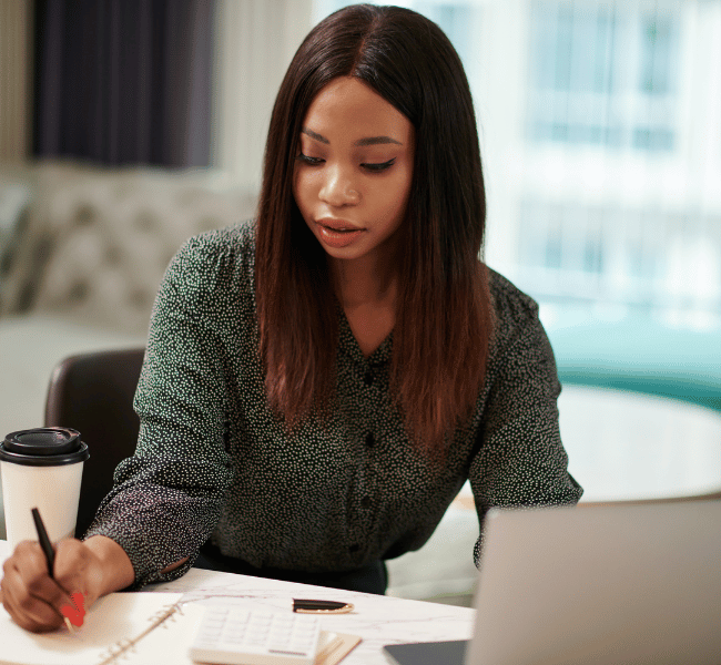 Empresaria consciente analizando métricas de impacto social y rentabilidad