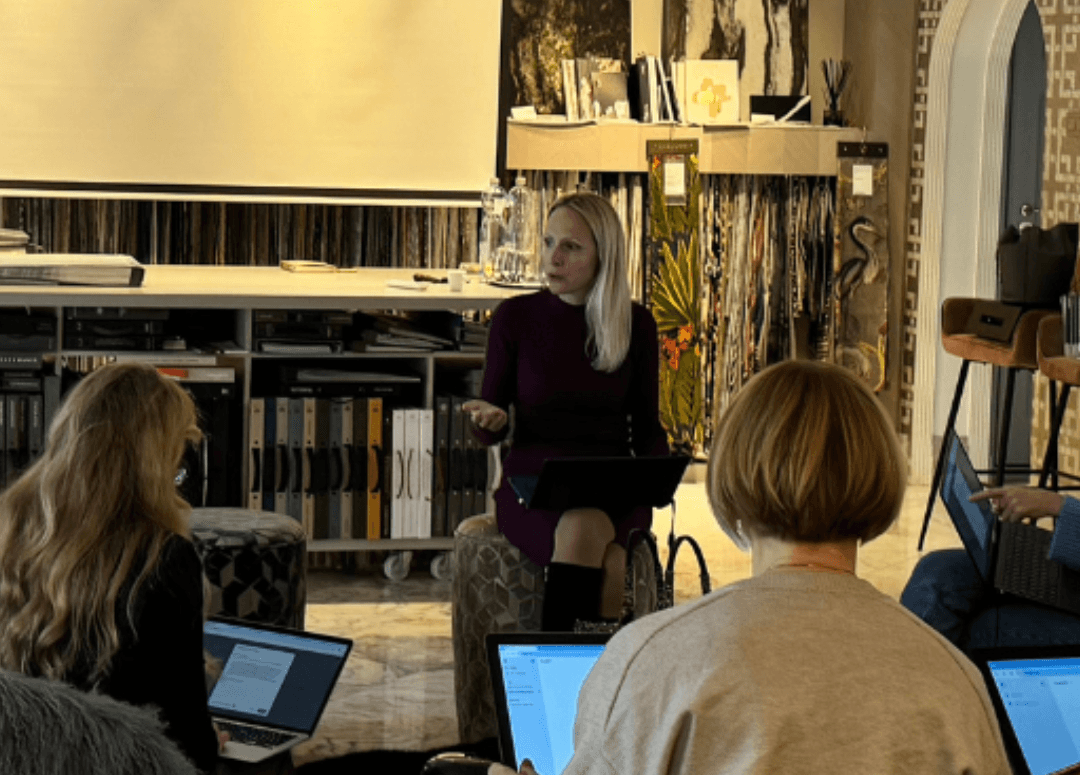 Üzleti emberek kávezóban