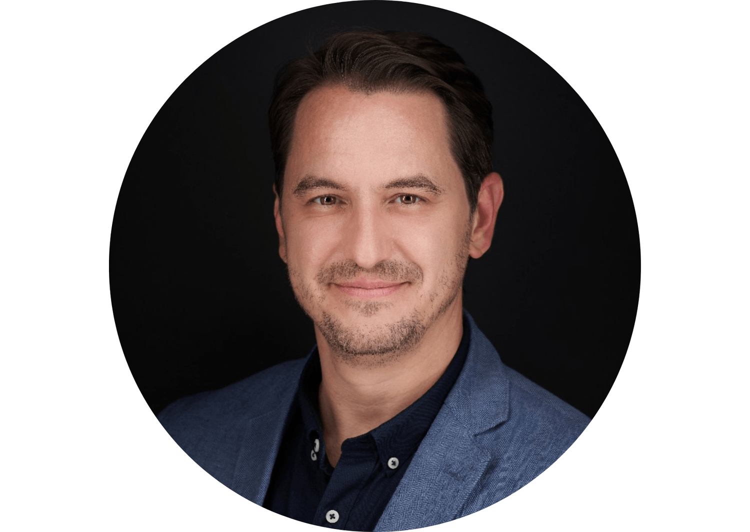 vállalkozók és szakemberek tapasztalataival, akik gyakorlati, érthető és azonnal alkalmazható AI-megoldásként értékelik az anyagot.