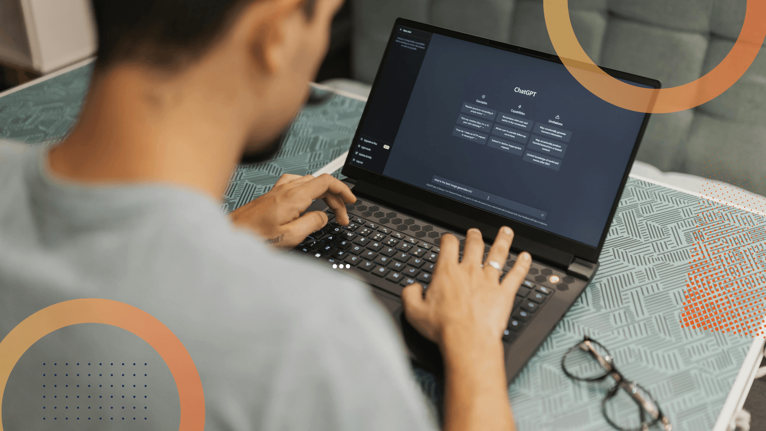 Fiatal férfi laptopon dolgozik, a képernyőn a ChatGPT felülete látható, mesterséges intelligencia használata mindennapi munkakörnyezetben