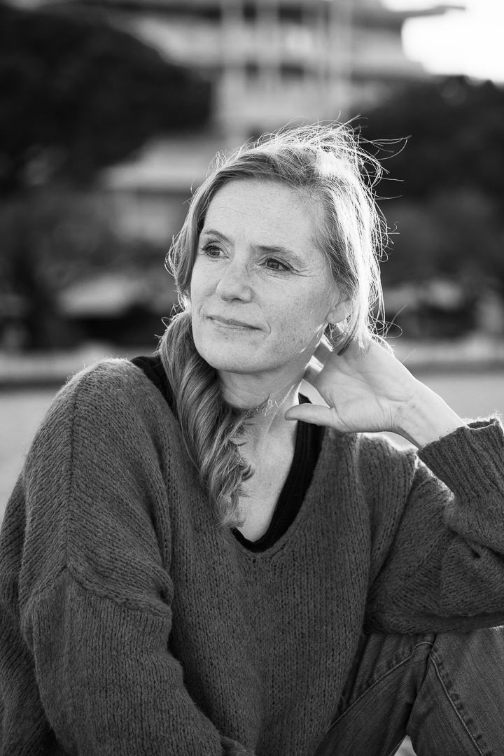 Portrait en noir et blanc de l'accompagnatrice de l'expérience