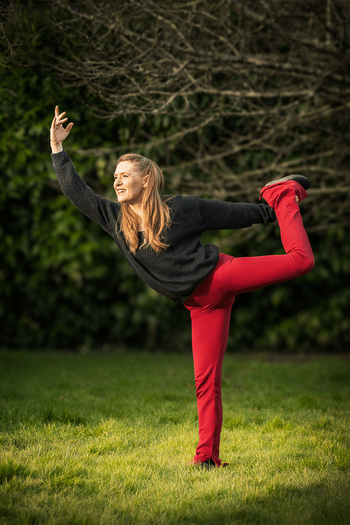 Femme en fente latérale, bras tendu vers le ciel, posture ancrée
