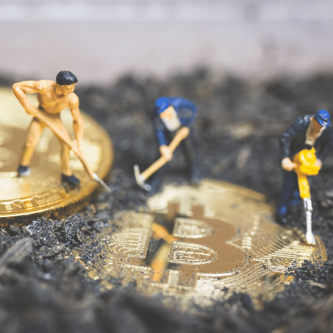 Minenarbeiter die "mining"mit einem bitcoin betreiben