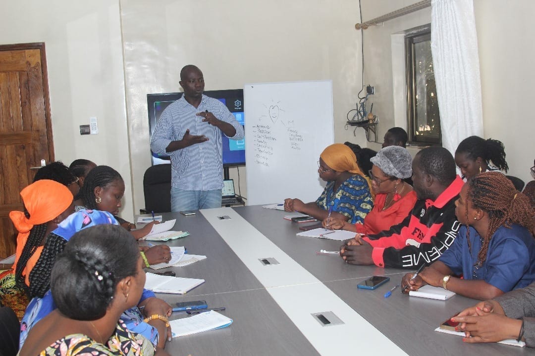 Atelier AMA animé par Joseph Mawuena avec un groupe de femmes et hommes en Afrique, en formation sur la conscience illimitée