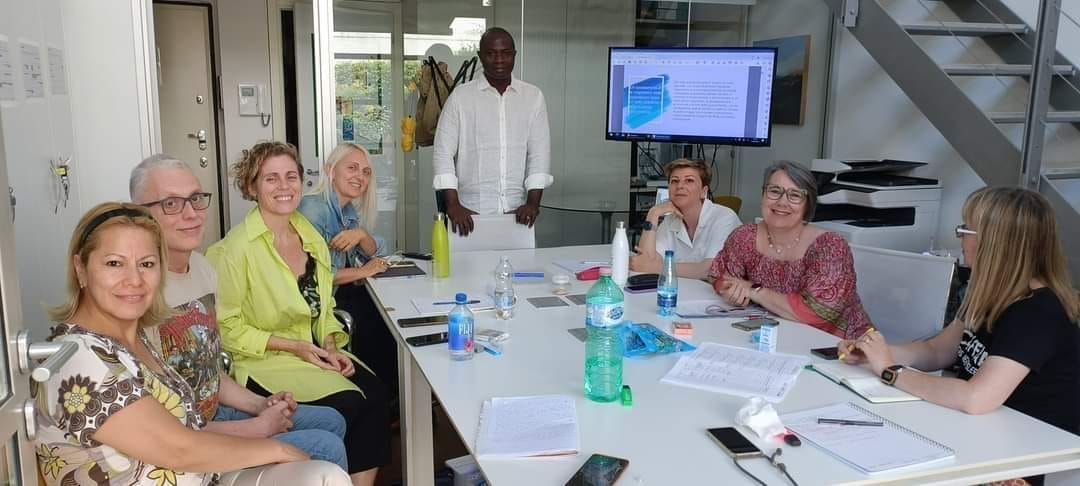 Séance AMA en Europe animée par Joseph Mawuena, avec un groupe international en formation sur la transformation intérieure