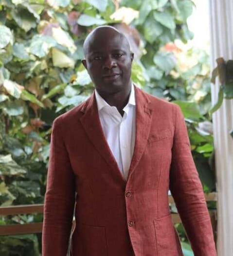 Portrait de Joseph Mawuena – Coach en transformation personnelle, expert en leadership et développement intérieur