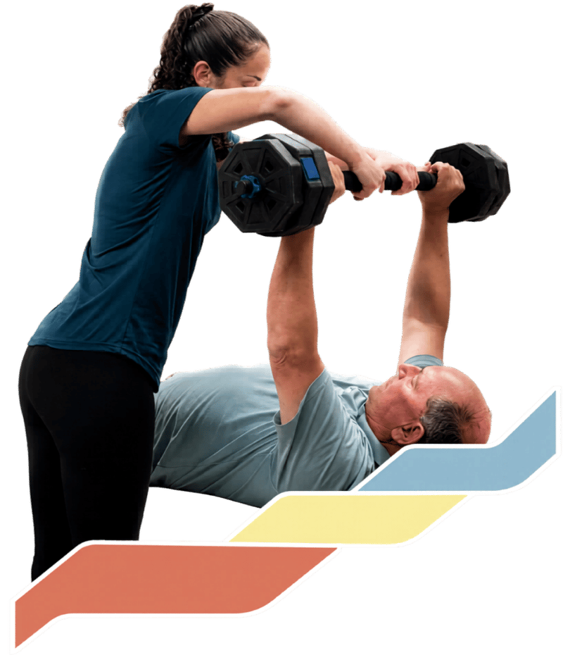 Kinesióloga guiando un ejercicio de fuerza durante un entrenamiento personalizado.