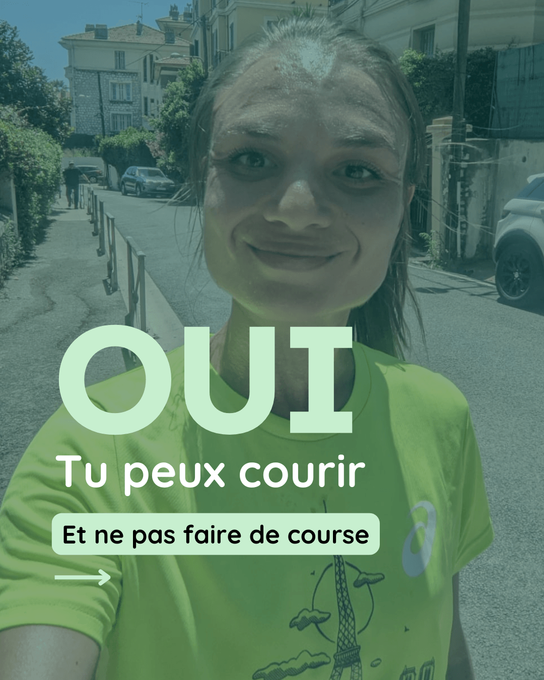Jeune femme souriante en t-shirt vert fluo avec le texte "OUI Tu peux courir et ne pas faire de course"