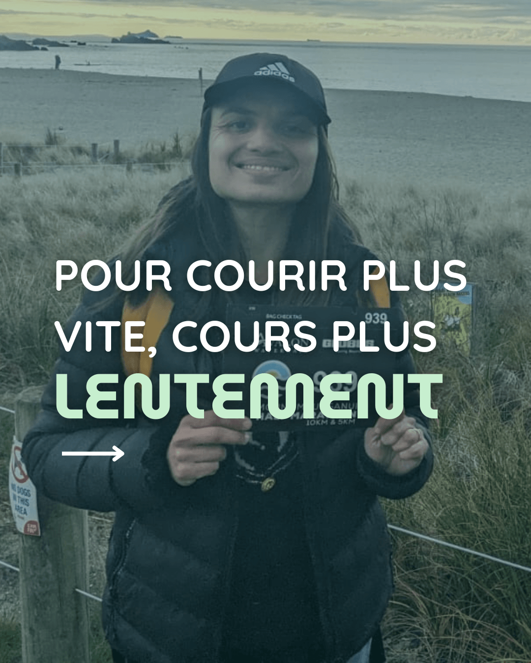 Laura souriante tenant son dossard avec le texte "Pour courir plus vite, cours plus lentement"