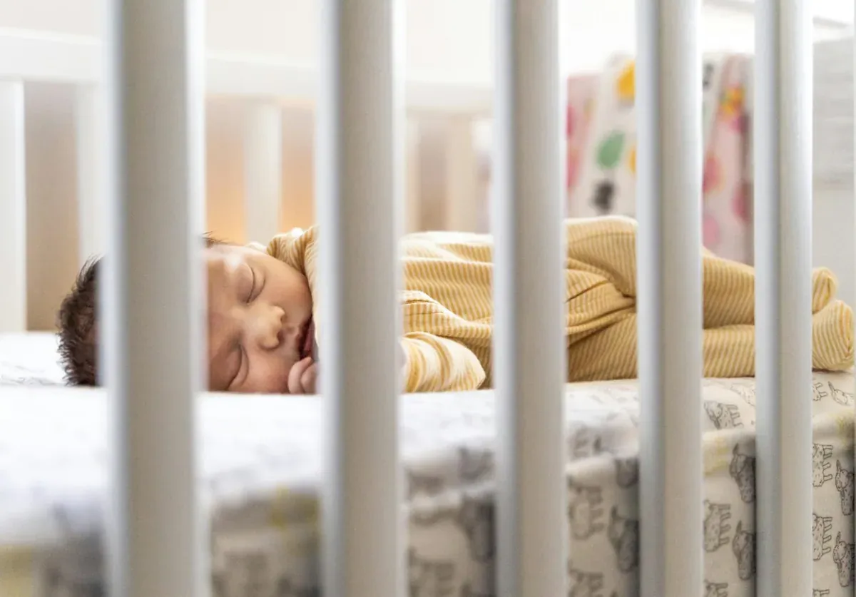 Bébé endormi dans son berceau