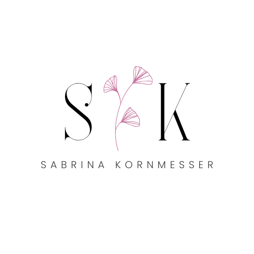 „Logo von Sabrina Kornmesser mit den Initialen S und K, verbunden durch ein zartes florales Element in Rosa. Darunter steht der vollständige Name in Großbuchstaben.“