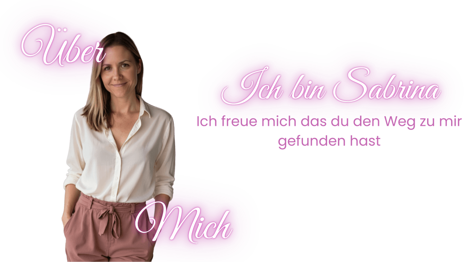 „Startbild eines ‚Über mich‘-Bereichs auf einer Website. Eine lächelnde Frau mit schulterlangem Haar trägt eine weiße Bluse und rosafarbene Stoffhose, steht vor hellem Hintergrund. In verspielter, lila Schrift steht: ‚Über Mich – Ich bin Sabrina. Ich freue mich, dass du den Weg zu mir gefunden hast.‘“