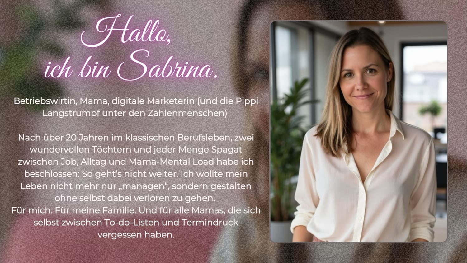„Vorstellungsgrafik von Sabrina, einer digitalen Marketerin und Mama. Links steht ein Begrüßungstext über ihren beruflichen und familiären Weg. Rechts im Bild ist ein Porträtfoto von Sabrina, wie sie freundlich in die Kamera lächelt und eine weiße Bluse trägt. Der Hintergrund zeigt ein modernes, helles Büro.“