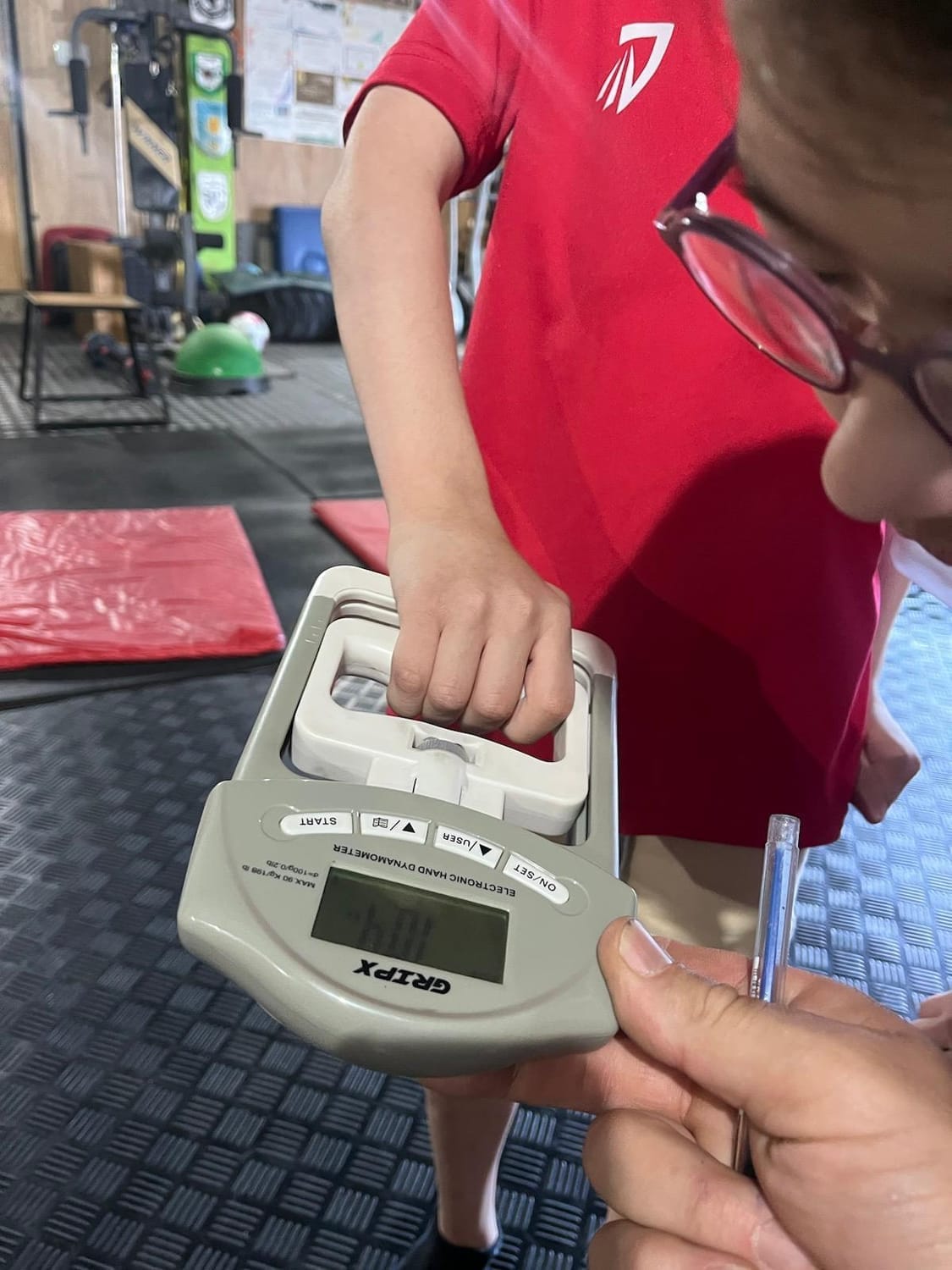 Fuerza de prensión de mano: un examen simple que dice mucho sobre la salud de tu hijo