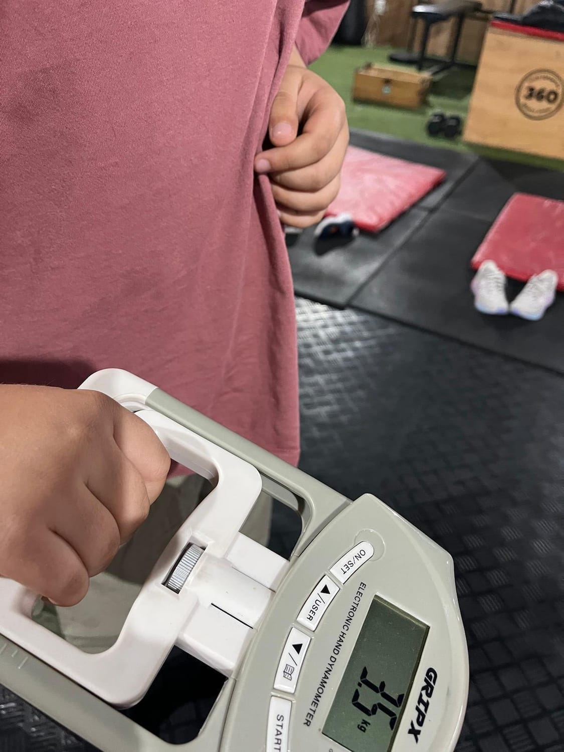 Fuerza de prensión de mano: un examen simple que dice mucho sobre la salud de tu hijo