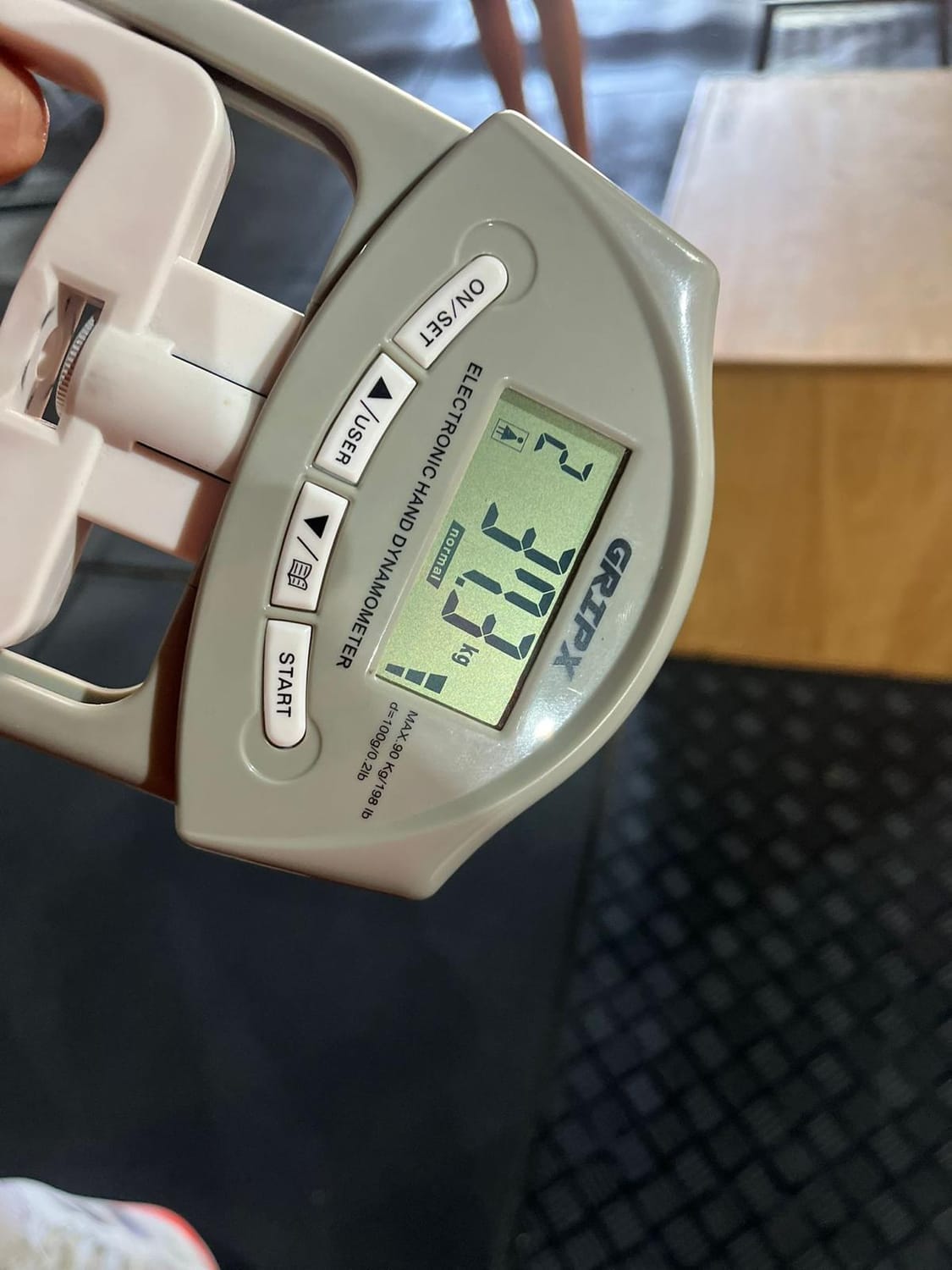 Fuerza de prensión de mano: un examen simple que dice mucho sobre la salud de tu hijo