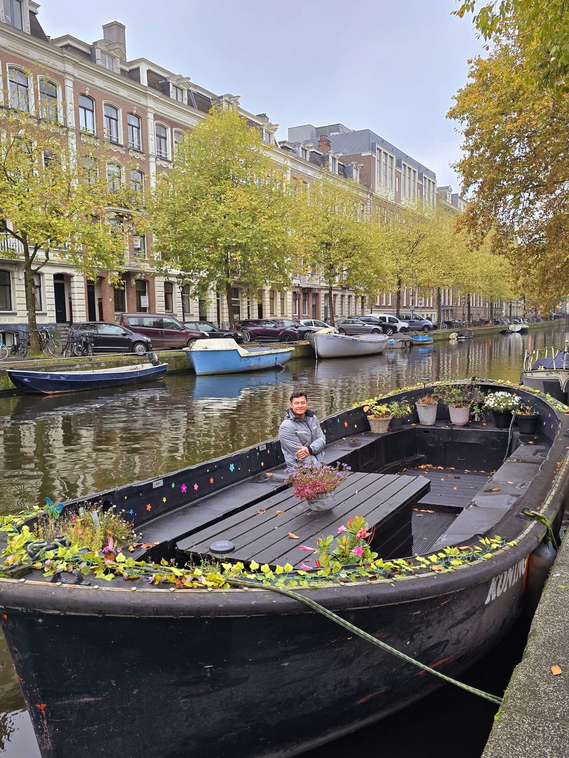 16:11 "Imagen de Alex García disfrutando de un pasear en barco por un río rodeado de naturaleza y flores, reflejando un momento de conexión con el entorno y tranquilidad."  BA Business Assistant 16:11 "Image of Alex García enjoying a boat ride on a river surrounded by nature and flowers, reflecting a moment of connection with the environment and tranquility."