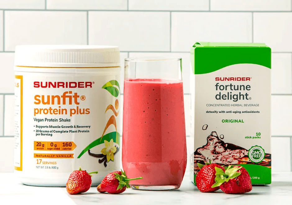Sunfit Protein Plus Vanille et Fortune Delight Original de Sunrider, accompagnés d’un smoothie fraise