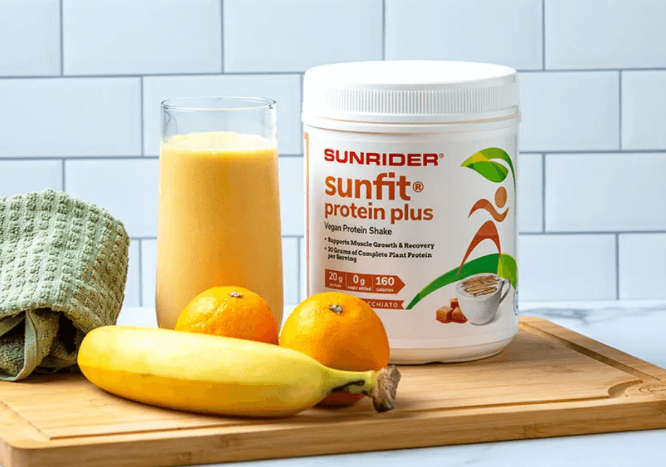 Sunfit Protein Plus Caramel Macchiato de Sunrider avec smoothie, banane et mandarines