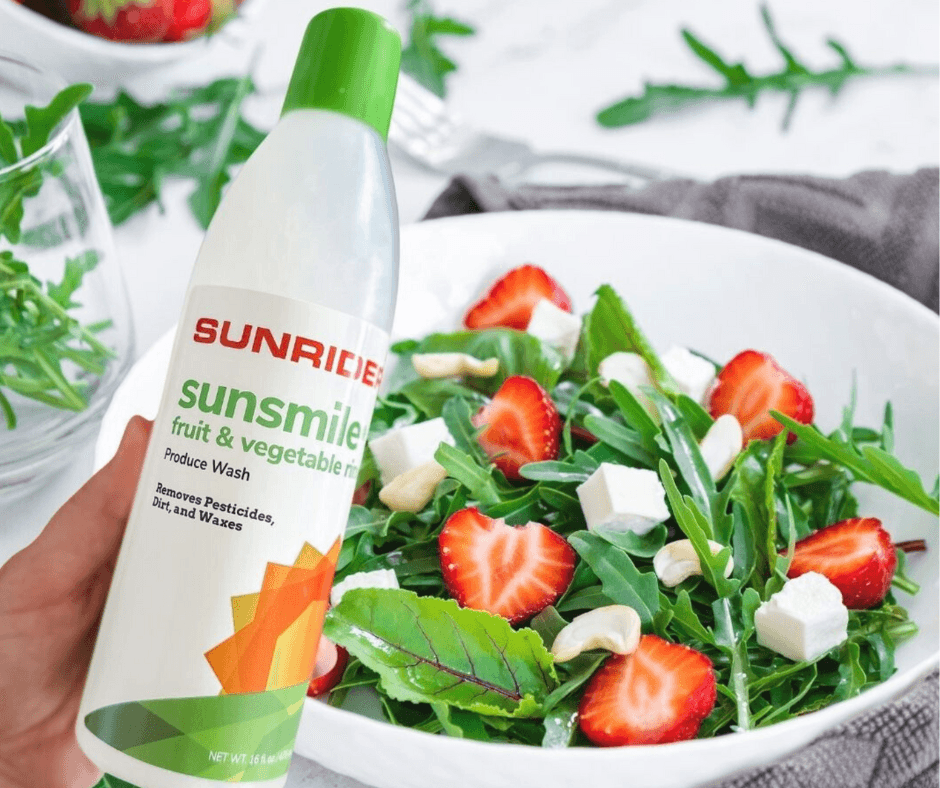 Produit de lavage SunSmile® de Sunrider utilisé pour nettoyer une salade de fruits et légumes