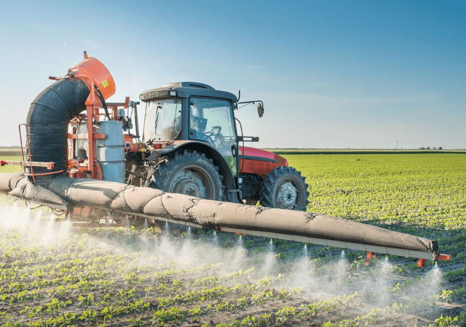 Pulvérisation de pesticides sur une culture maraîchère en plein champ