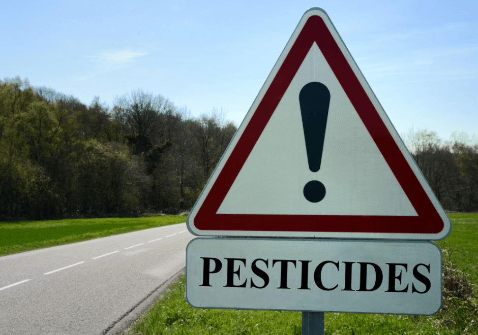 Panneau de signalisation indiquant la présence de pesticides dans une zone agricole
