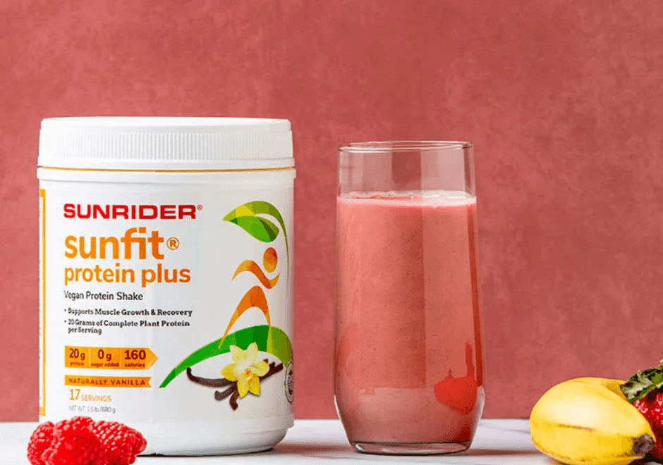Boisson protéinée Sunfit® à la vanille avec smoothie banane et fruits rouges