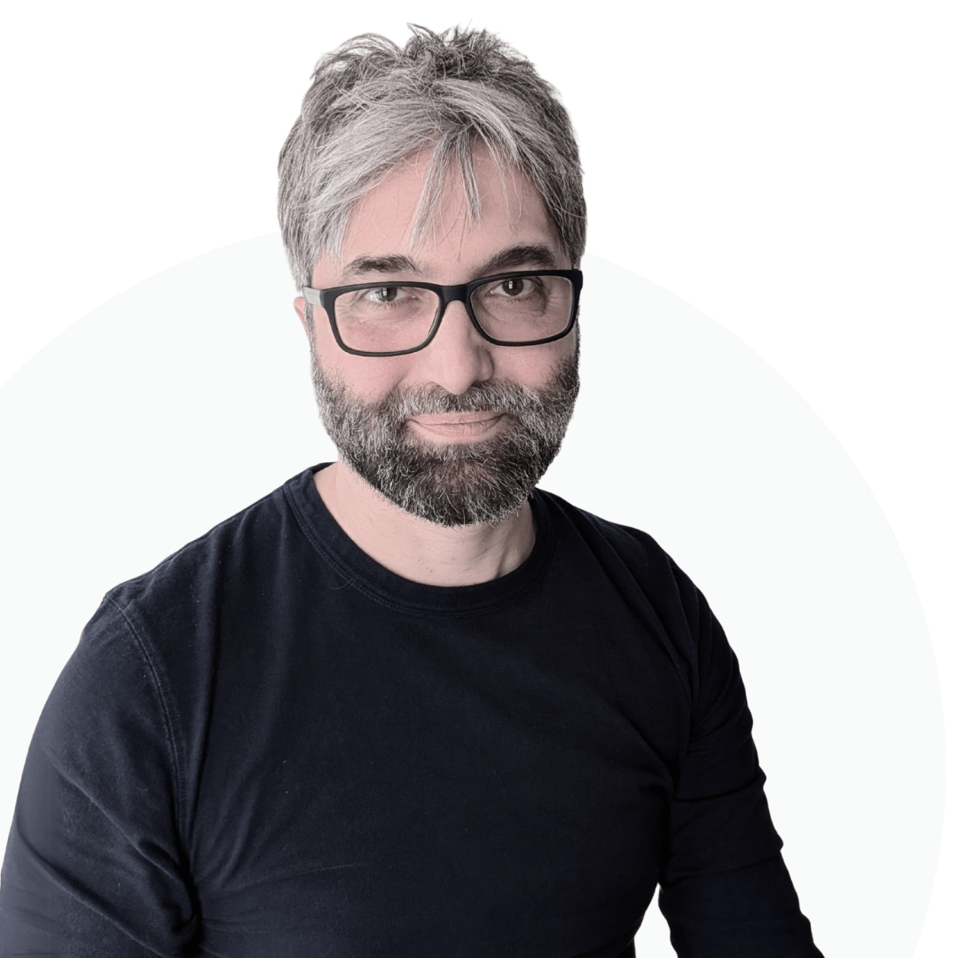 Cédric Bonnot avec tablier Sunrider tenant une protéine Sunfit — formation pour revenu complémentaire accessible