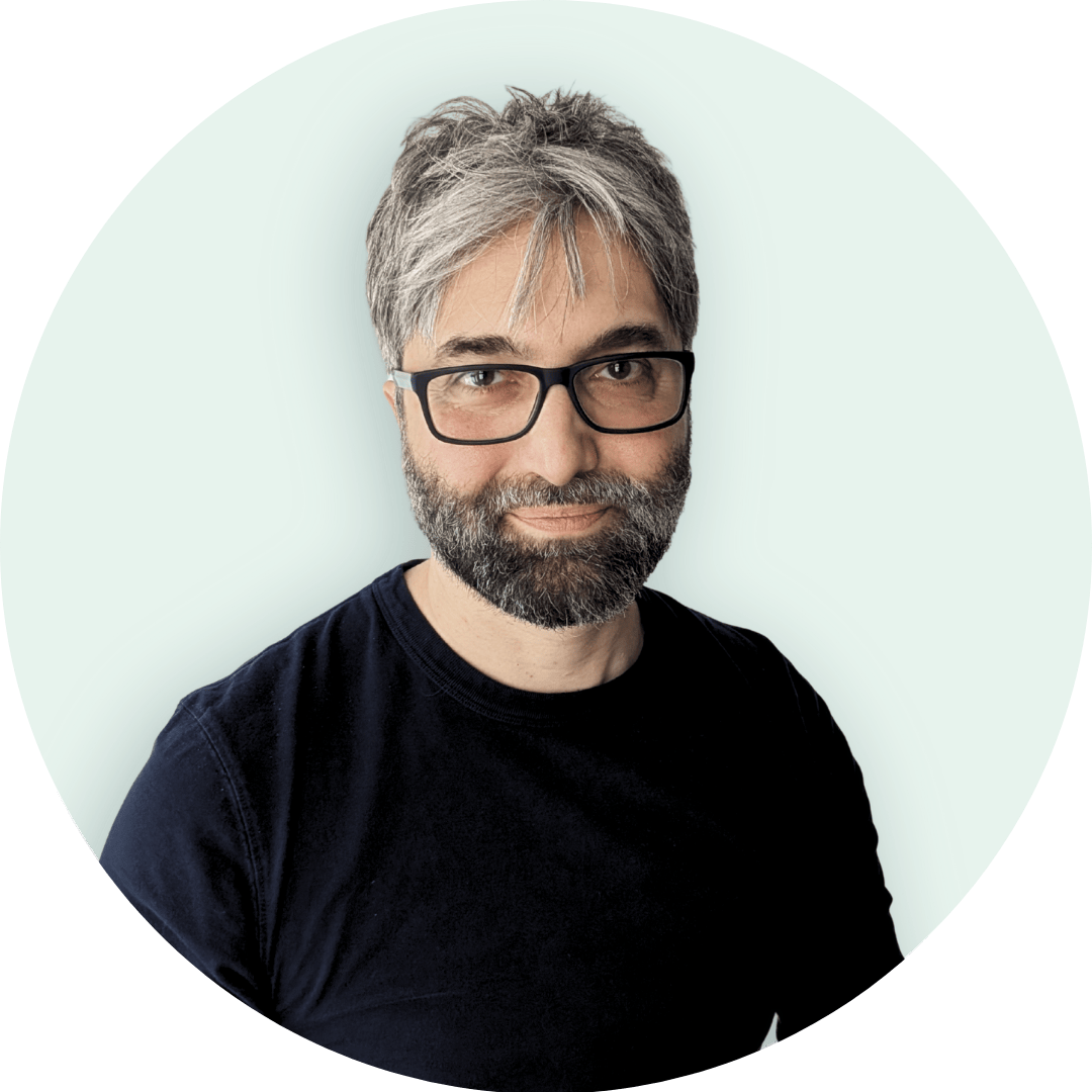 Cédric Bonnot avec tablier Sunrider tenant une protéine Sunfit — formation pour revenu complémentaire accessible