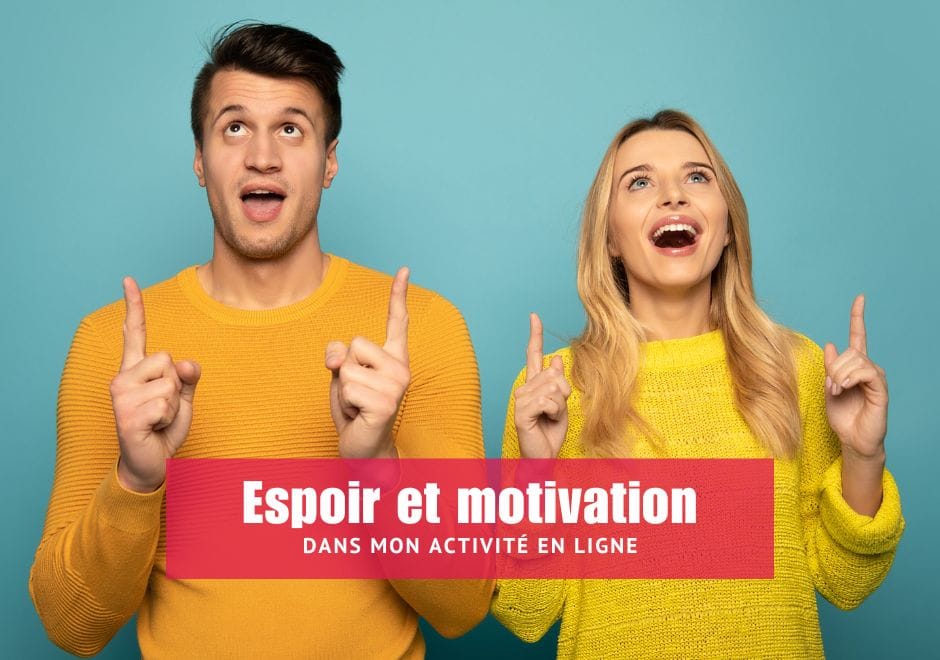 Un homme et une femme, index levés vers le haut, illustrent l'espoir et la motivation dans une activité en ligne