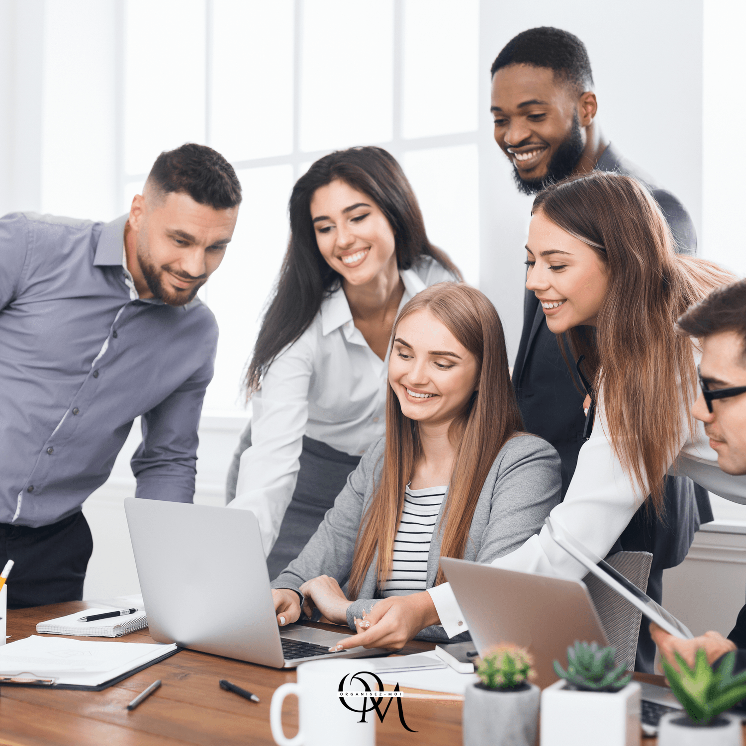 Assistante administrative à distance travaillant sur la gestion administrative d’une entreprise