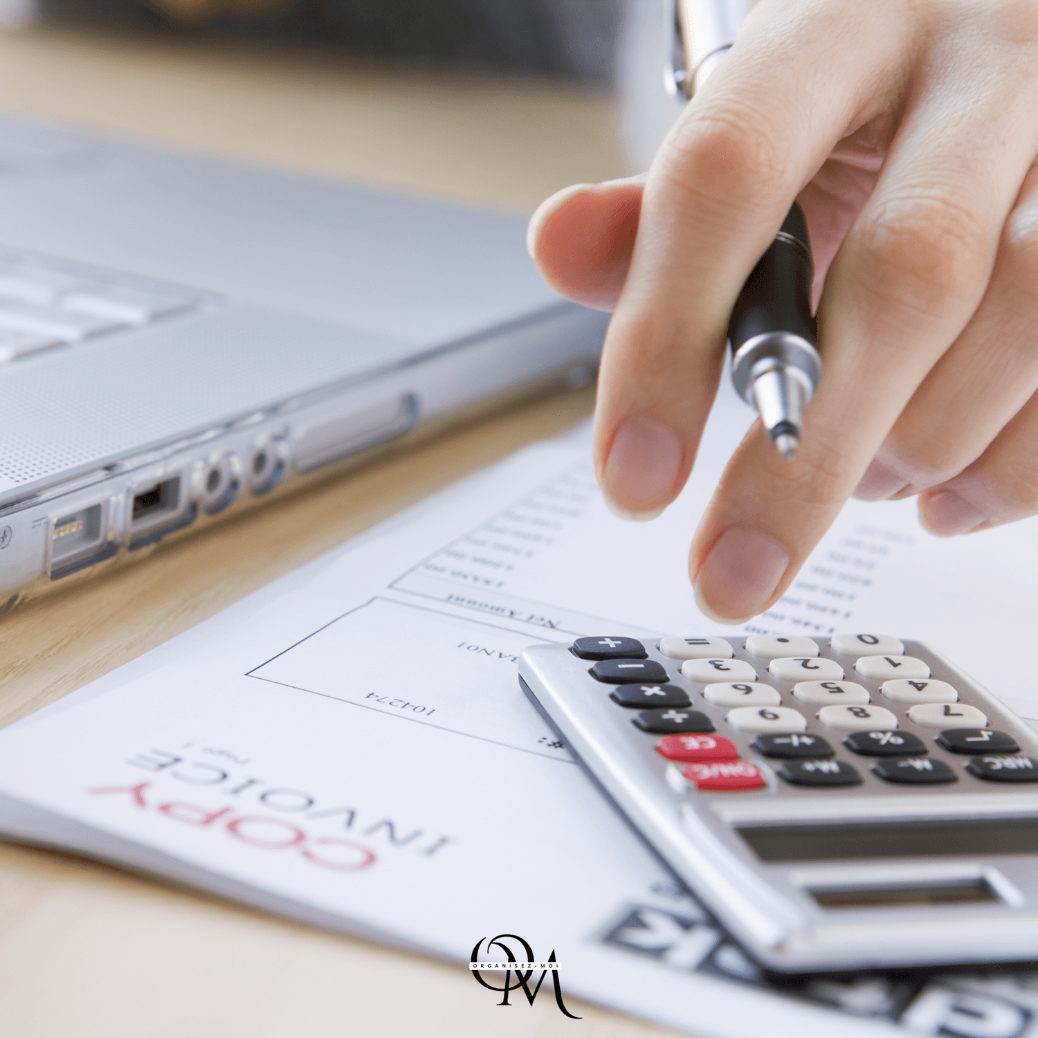 Entrepreneur délégant ses tâches à une assistante administrative à distance